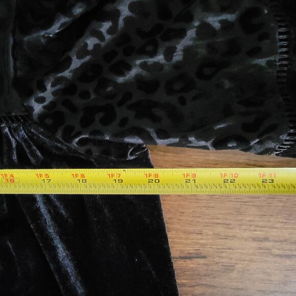 Umgee Black Velvet Peasant Burnout Animal Print Top Sz L NEW Holiday Christmas - Picture 9 of 13